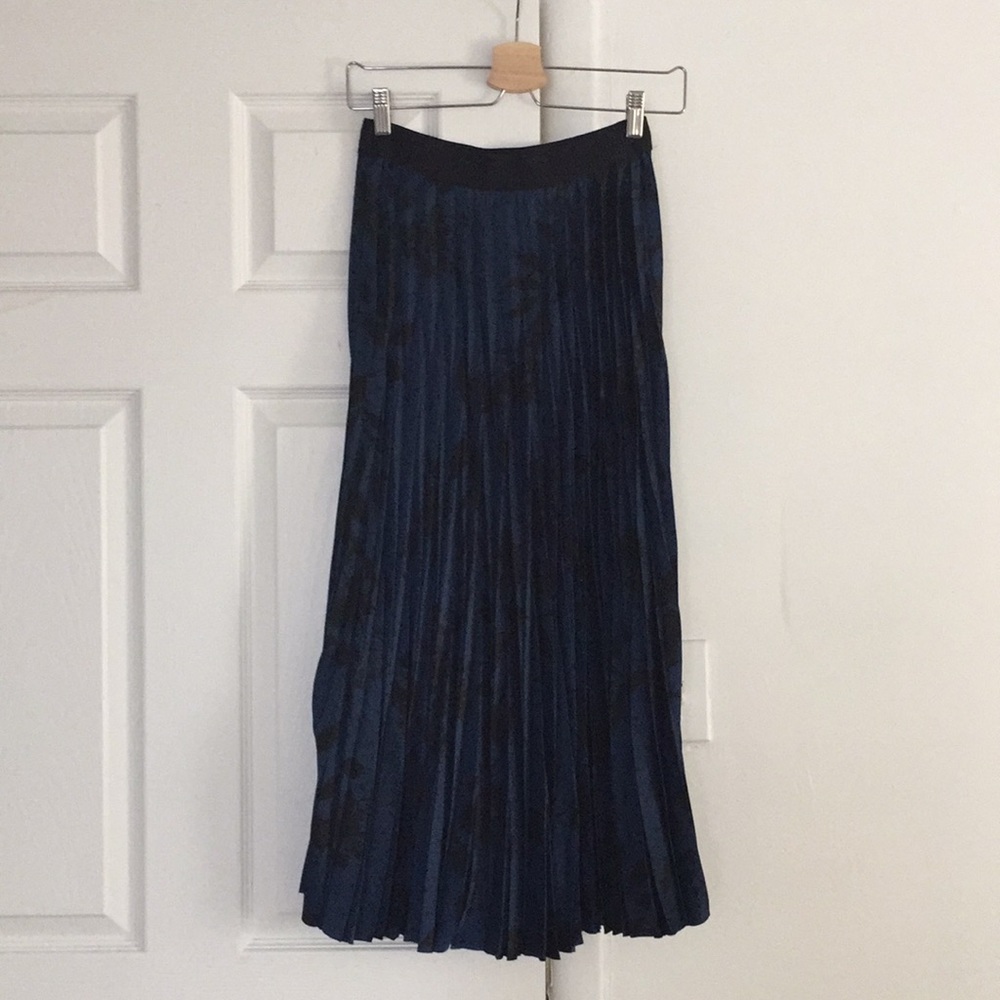Navy blue and black print long pleated skirt.